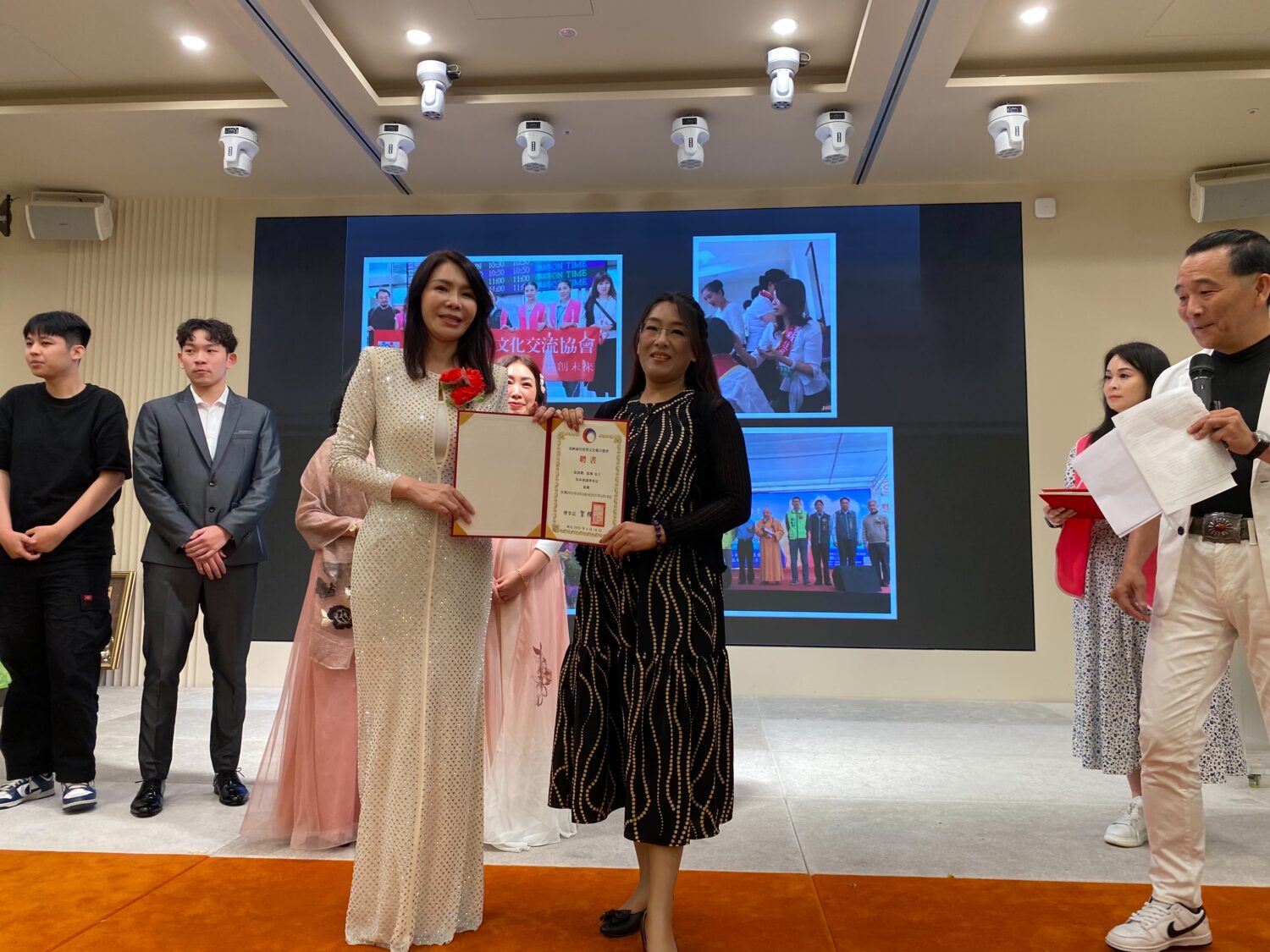 賀樺頒發協會顧問聘書給擁有百萬粉絲的地產女王張琳等人。(記者 包克明攝)