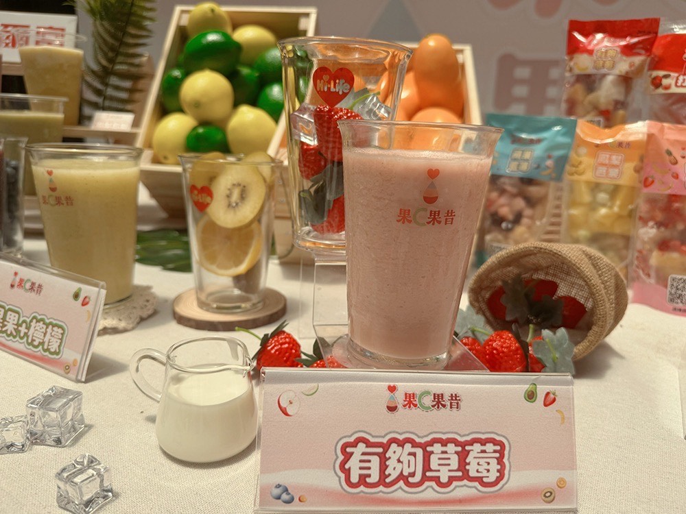 萊爾富果C果昔再推雙新品!夢幻「有夠草莓」搶攻夏日味蕾。(圖/萊爾富提供)