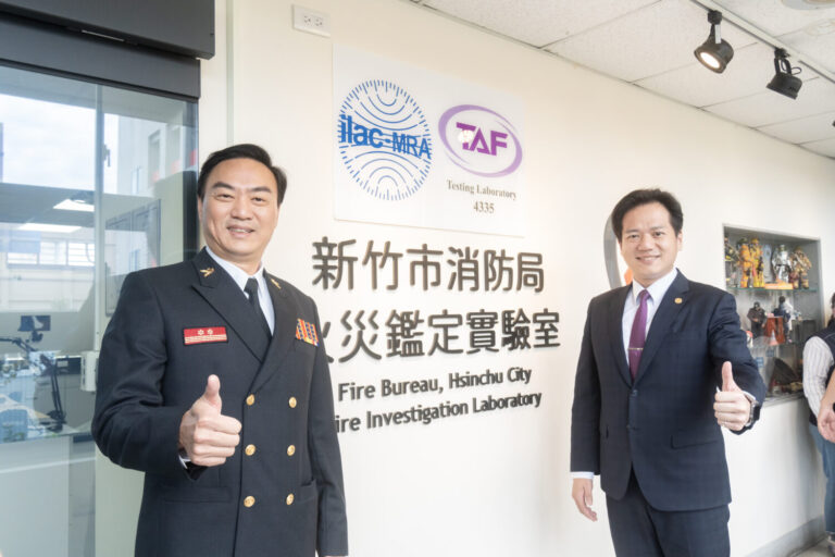 新竹市代理市長邱臣遠(右1)、消防局長李世恭(左1)為擴建後的消防局火災鑑定實驗室揭牌（圖/記者張家燁翻攝）