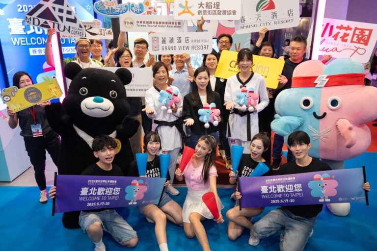 臺北市觀光傳播局余祥局長（中排右3）攜手在地優質品牌共同為「臺北館」開幕。(圖/臺北市政府觀光傳播局提供)