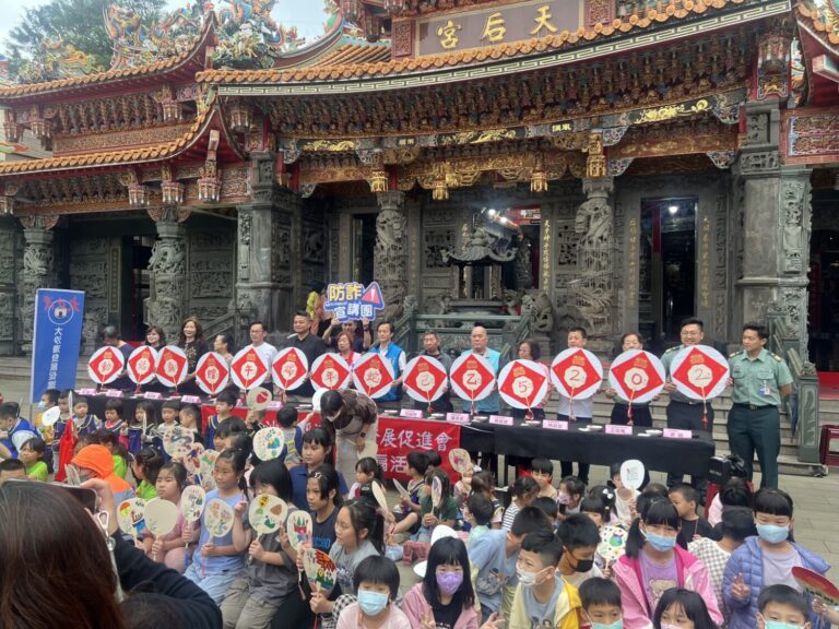 警方同慶端午佳節並向參與民眾宣導防詐技巧。（記者薛秀蓮翻攝)