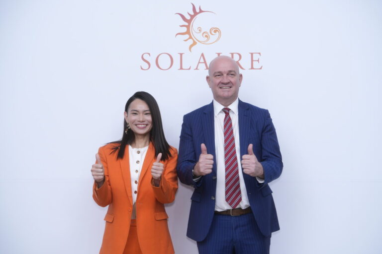 （左）國際知名羽球冠軍戴資穎將擔任 Solaire Resort 2025 年品牌大使（右）Laurence Upton。(圖/Solaire Resort晨麗度假城提供)