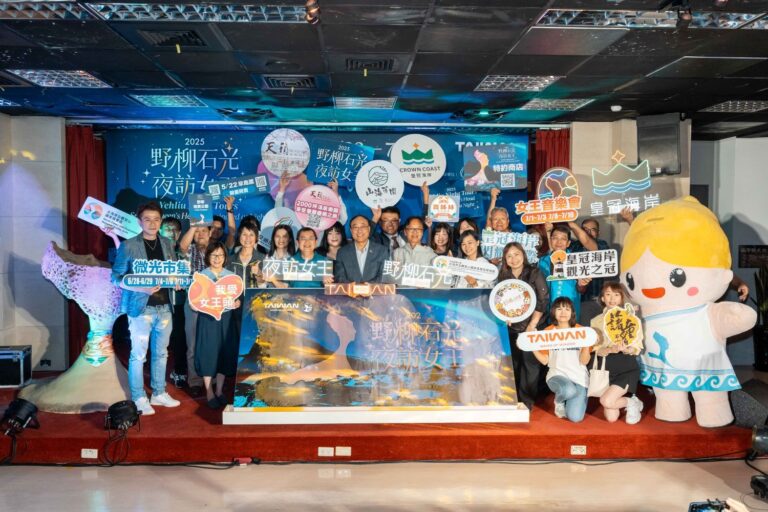 2025野柳石光夜訪女王記者會合照。(圖/交通部觀光署提供)