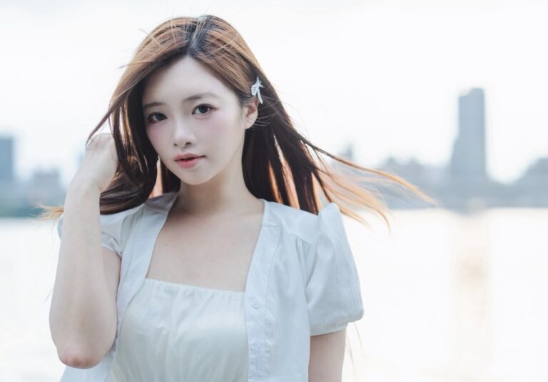 「啦啦隊女神」曲羿紀念已逝的阿公阿嬤，將於5/20推出台語單曲 「風起的時」。(圖/紅心字會 提供)