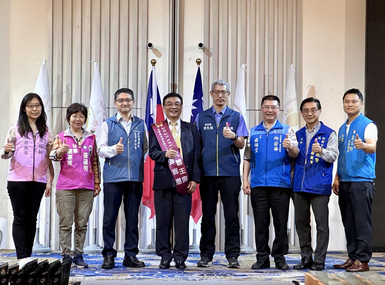 桃園市政府青年局主任秘書李訓智（左三）、大會主席張兆恩（左四）、婦幼局副局長陳先琪（左五）及多位立委及議員到場支持。（圖/記者林照東攝）