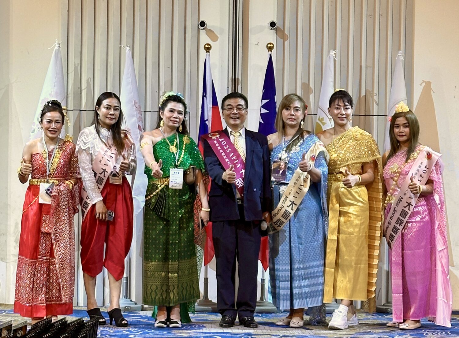亞洲五國選手同場競技，大會主席張兆恩（中）邀請泰國國際評審著傳統服裝登場成全場矚目焦點。（圖/記者林照東攝）