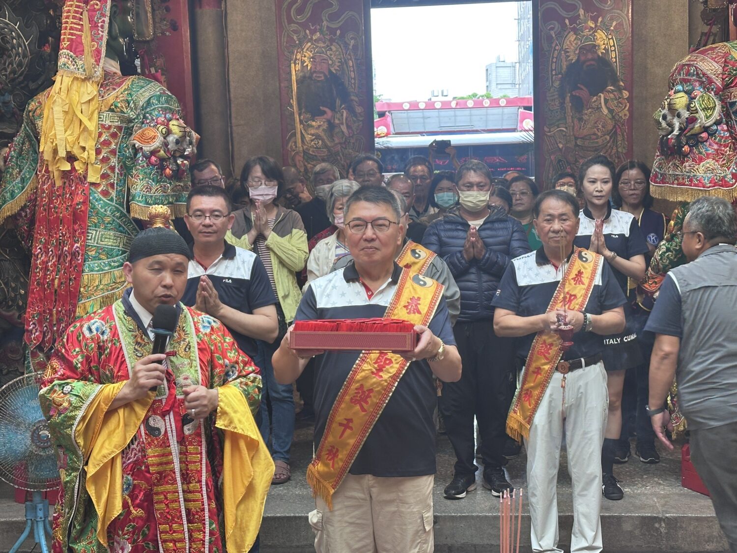 新竹市林姓宗親會林德乾理事長帶領宗親一同向文財神聖誕祝壽。(圖/記者林照東攝)