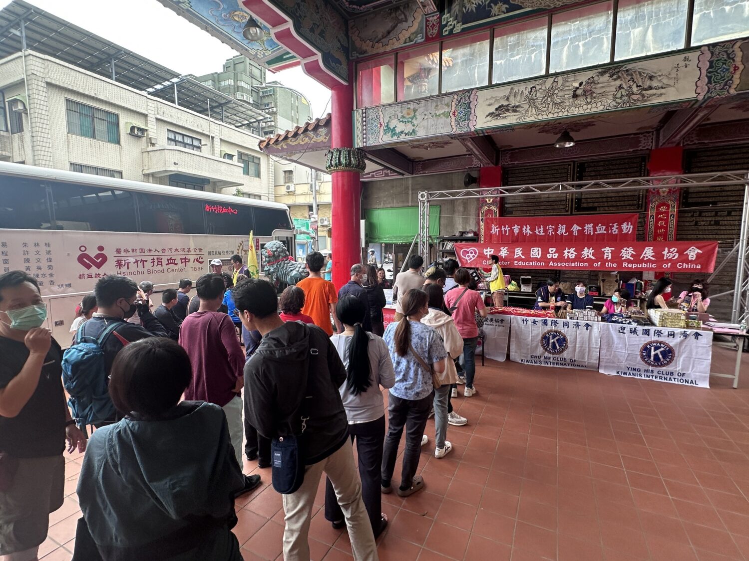 ㄧ早就吸引許多熱血民眾在內天后宮廣場排隊準備捐獻熱血。(圖/記者林照東攝)