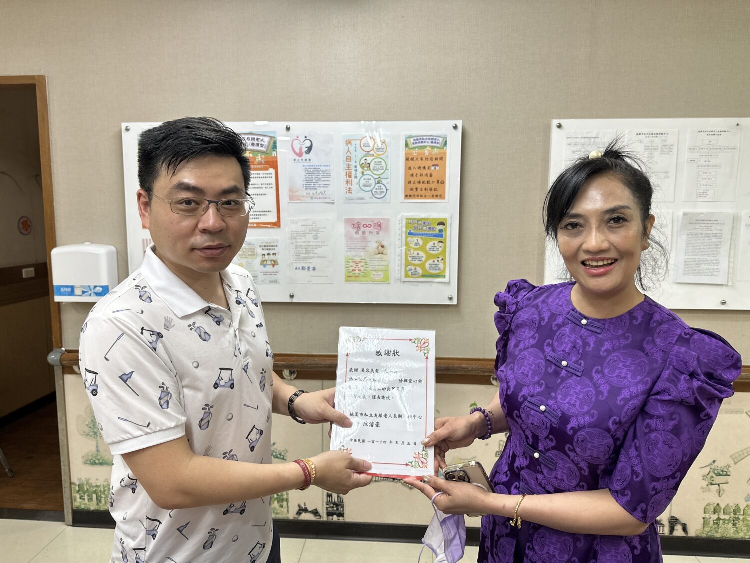 友緣長照陳𣿰豪主任(左)頒發感謝狀給Alisa Chen 陳黃如老師(右)。(圖/記者林照東攝)