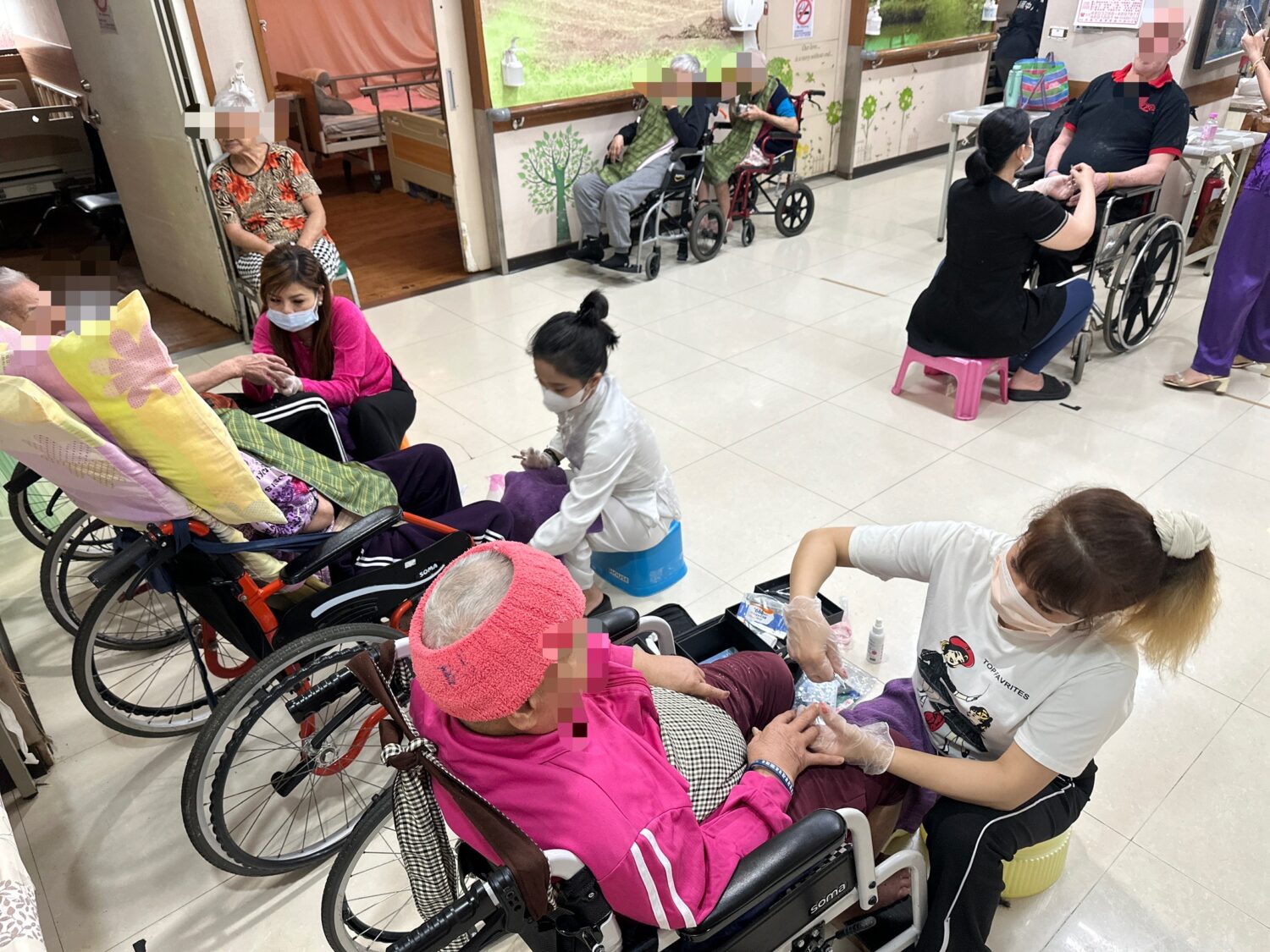 老師們運用專業為行動不便的長輩細心修建指甲。(圖/記者林照東攝)