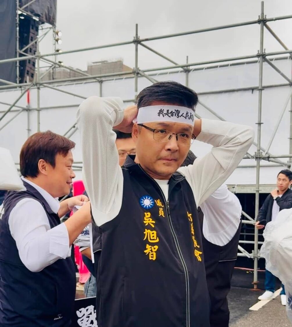 議員吳旭智頭綁布條,表達對罷免行動背後黑箱操作的強烈不滿,呼籲選委會審慎查核每一筆連署資料,維護民主正義。(圖/記者林照東翻攝)