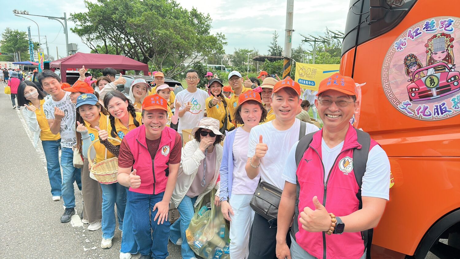 扶佑宮曾國棻老師(右二)、台灣戲谷計劃召集人伍丞令(右五)與志工一同發放愛心水果。(圖/記者林照東攝)