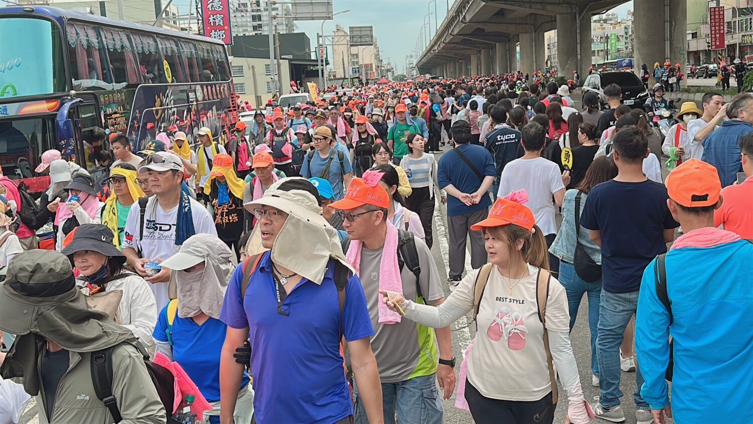 盛大的白沙屯拱天宮媽祖遶境活動今天來到沙鹿一路滿滿的香燈腳跟媽祖同行祈福。(圖/記者林照東攝)