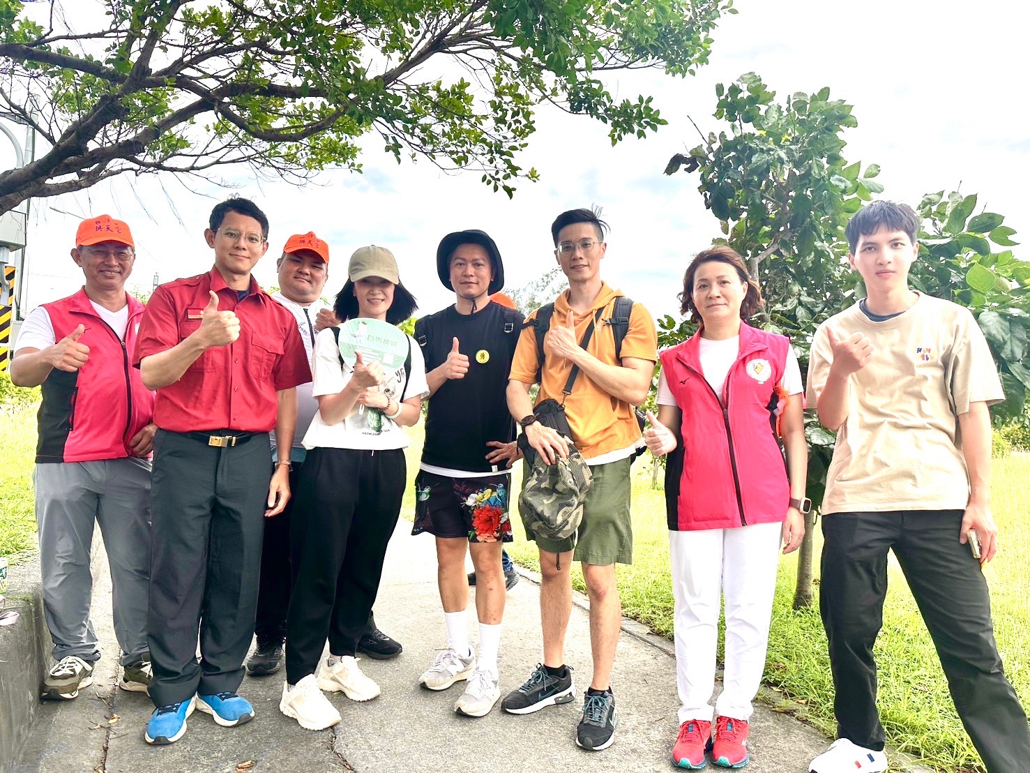 關西分隊長郭銘諭(左二)、五峰分隊長李晉毅(右三)與志工一同發放愛心水果。(圖/記者林照東攝)