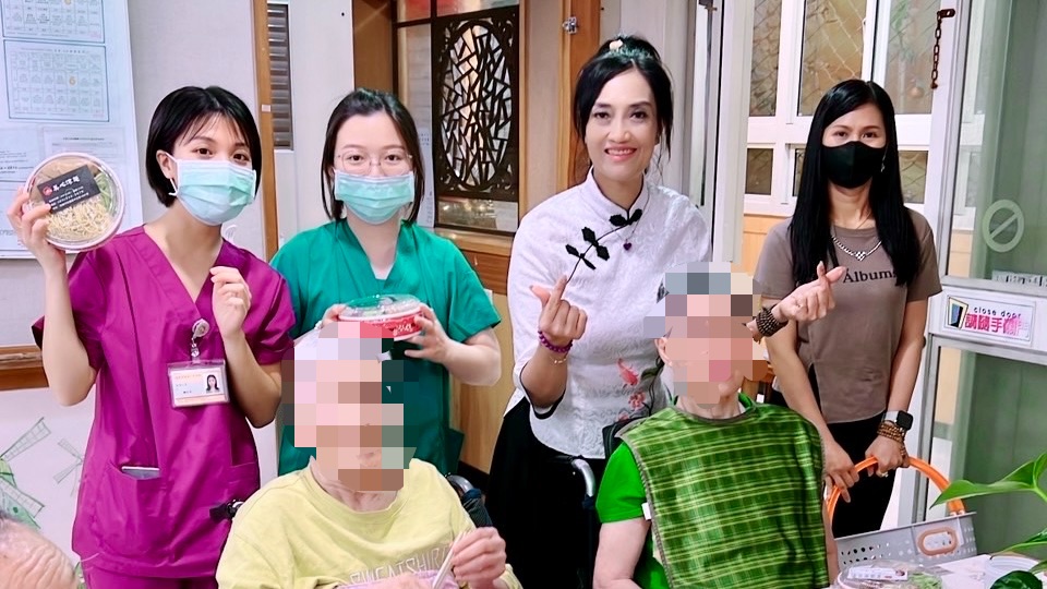 陳黃如老師Alisa Chen親送至鄰近老人院,與未能到場的長者分享這份溫暖。(圖/記者林照東攝)