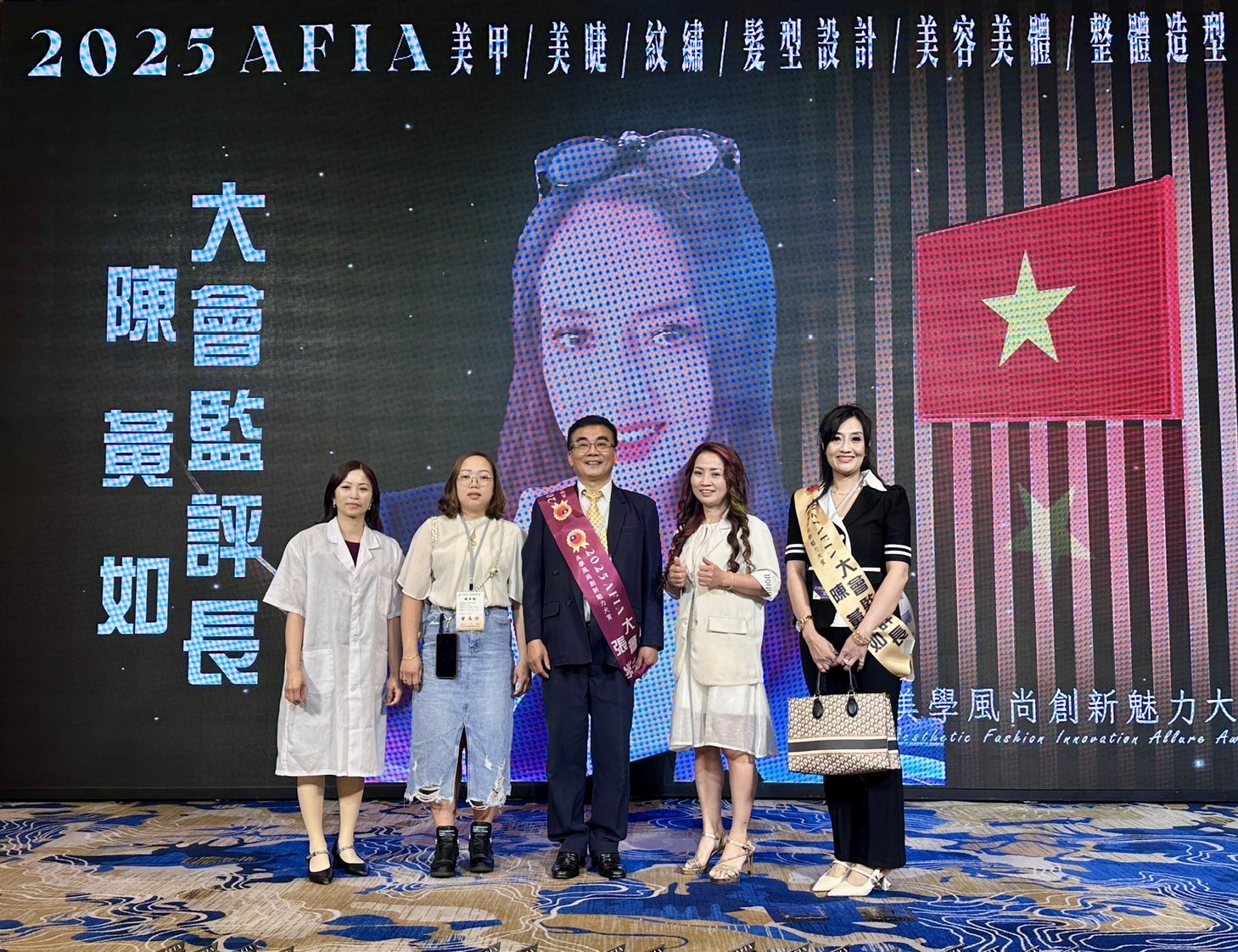 陳黃如老師擔任國際美容美髮總監評長帶領學員奪得佳績。(圖/記者林照東攝)