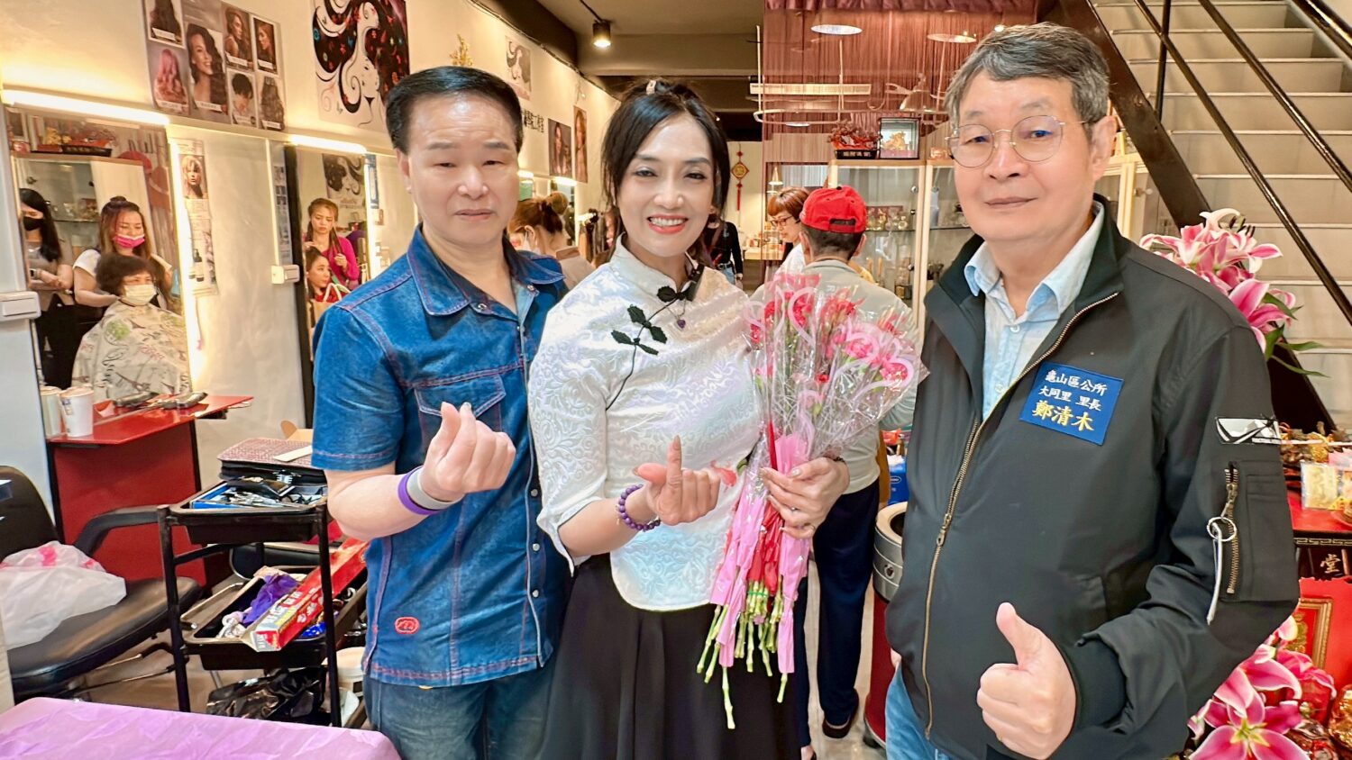 陳老師國際美容美髮紋繡學院陳黃如老師(中)、大同里鄭清木里長(右一)。(圖/記者林照東攝)