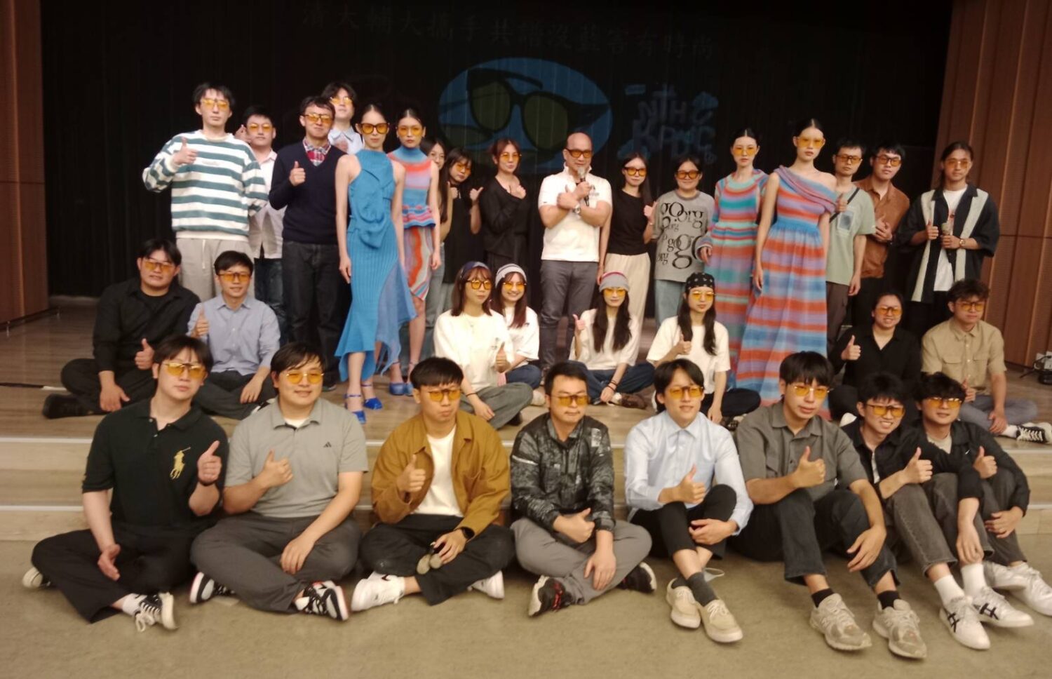 清大好光團隊與K-POP韓國舞蹈社、輔大織品大合體照。(圖/記者黃溎芬攝影)