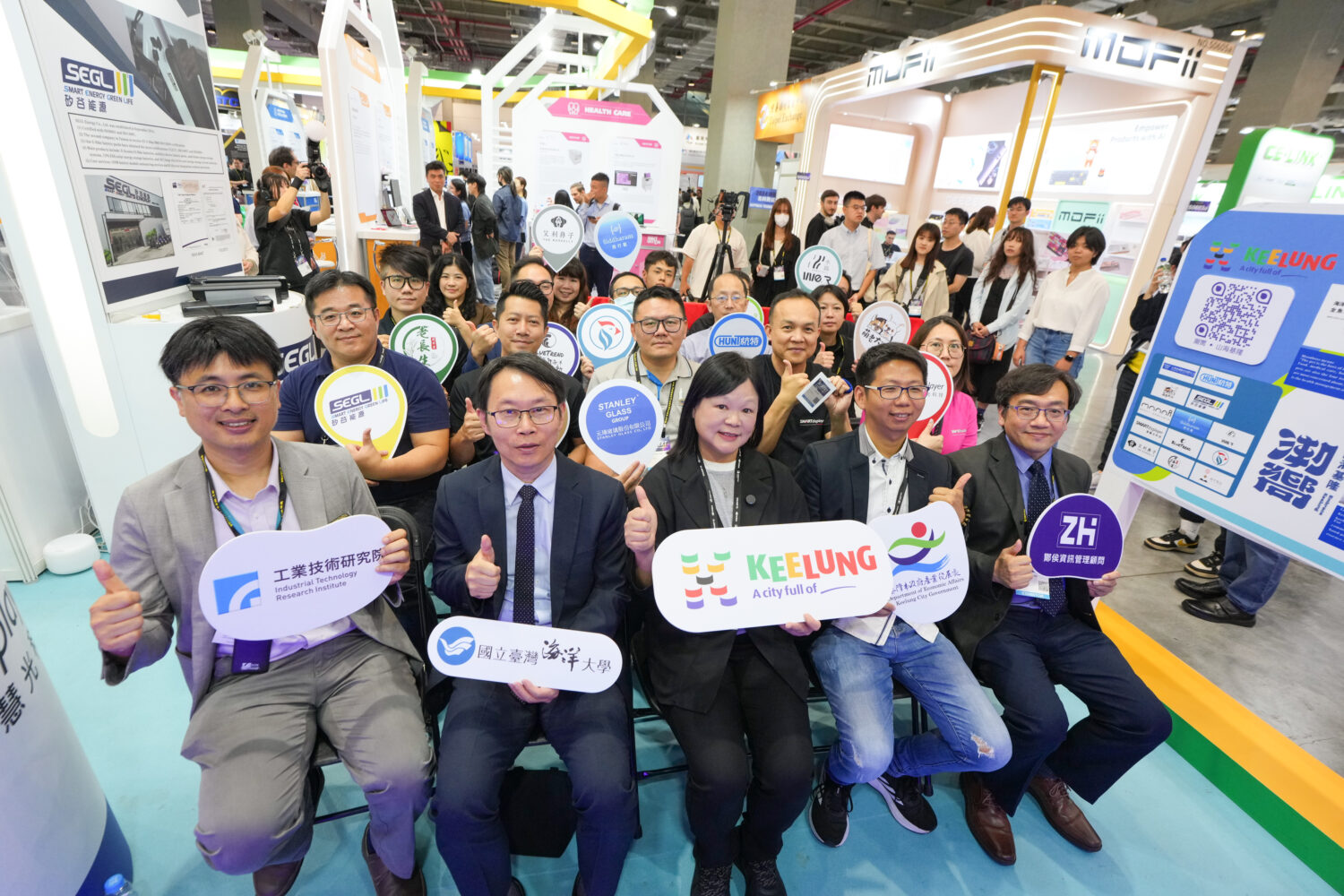 InnoVEX基隆主題館|聚焦綠色科技、智慧城市與青年創業,基隆市產發處蔡馥嚀處長(右三)國立海洋大學 李明安副校長 (右四)、酇侯資訊管理顧問 邱孝賢總經理 (右一)。(圖/基隆市政府提供)