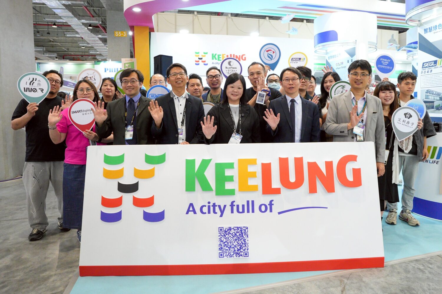 數位轉型x 港灣經濟打造基隆永續未來城市基隆市產發處蔡馥嚀處長(右三)、黃毅維副處長(右四)、工研院產服中心 陳瑞鵬組長(右一)。(圖/基隆市政府提供)