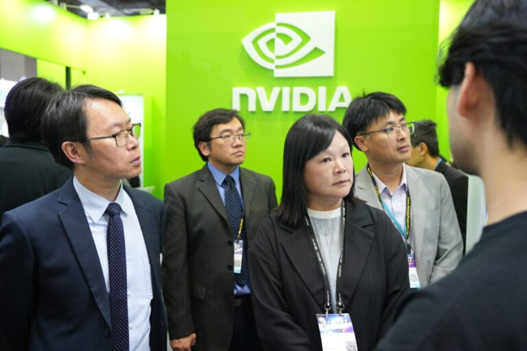 蔡馥嚀處長仔細聆聽NVIDIA Inception （新創鏈結計劃）之新創企業APMIC(亞太智能機器）分享如何協助各產業打造客製化語言模型並推動數位轉型。（圖/基隆市政府提供）