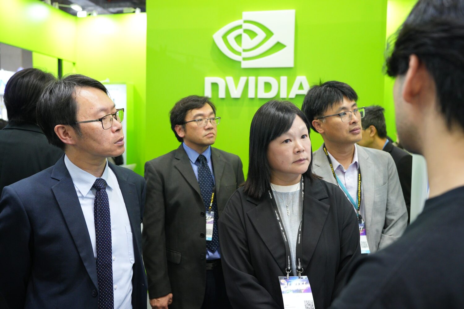 蔡馥嚀處長仔細聆聽NVIDIA Inception (新創鏈結計劃)之新創企業APMIC(亞太智能機器)分享如何協助各產業打造客製化語言模型並推動數位轉型。(圖/基隆市政府提供)