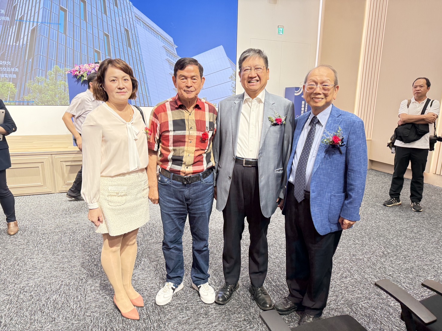 開幕儀式普生科技林宗慶董事長(右一)、縣長楊文科(右二)、加拿大GLOBELINK NET WORK INC曾鐘膜董事長(左二)。(圖/記者林照東攝)