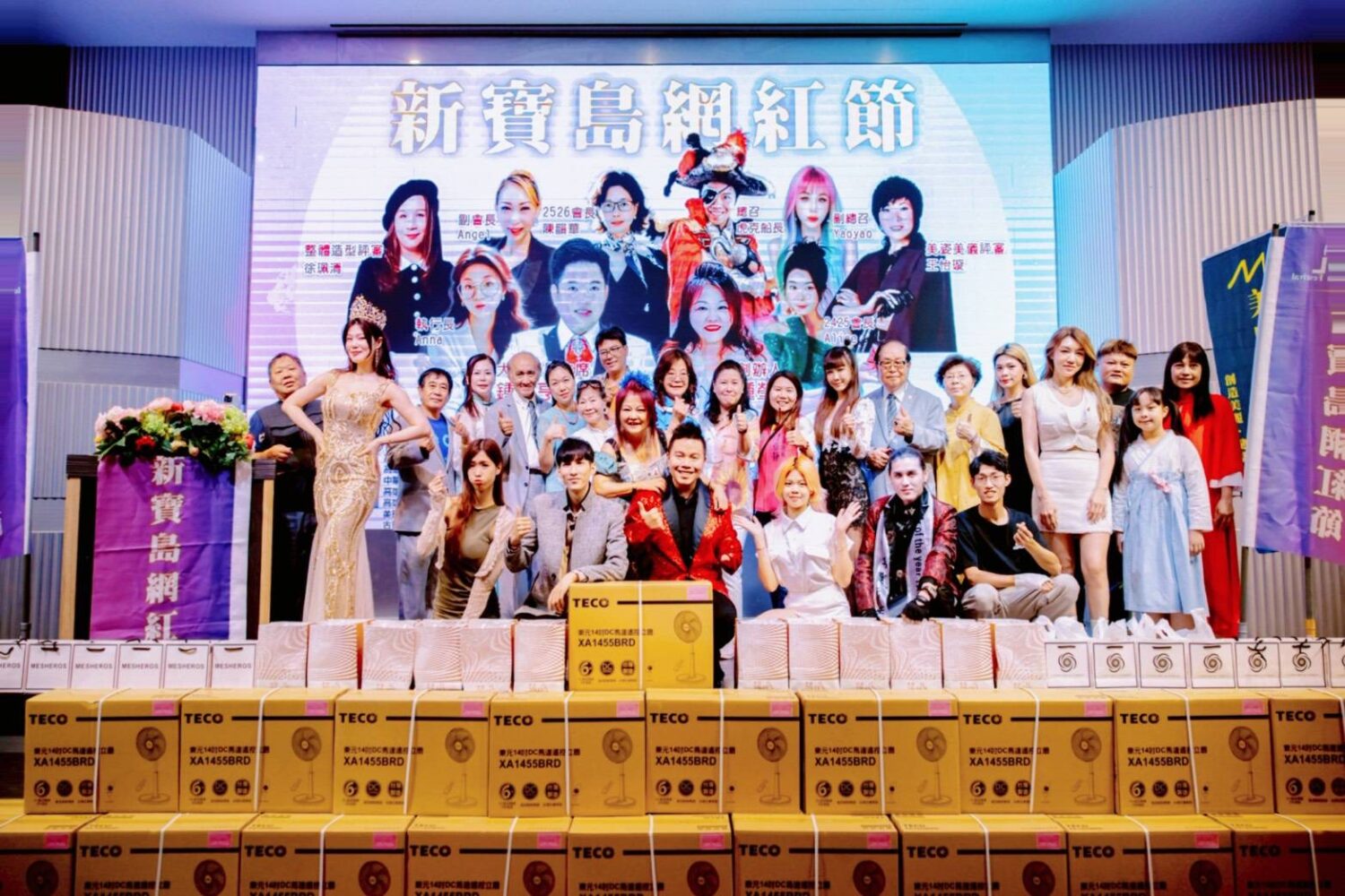 虎克總召(中間)與網紅們及工作人員合影。(圖/記者林照東翻攝)