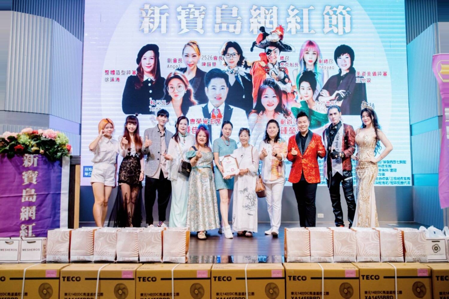 虎克總召(中間)與網紅們及工作人員合影。(圖/記者林照東翻攝)