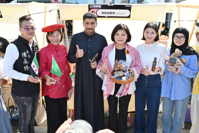 來自阿拉伯的新住民朋友，帶來家鄉獨有的乳香與手工皂，來與斗六市民朋友交流。（圖/記者林照東翻攝）