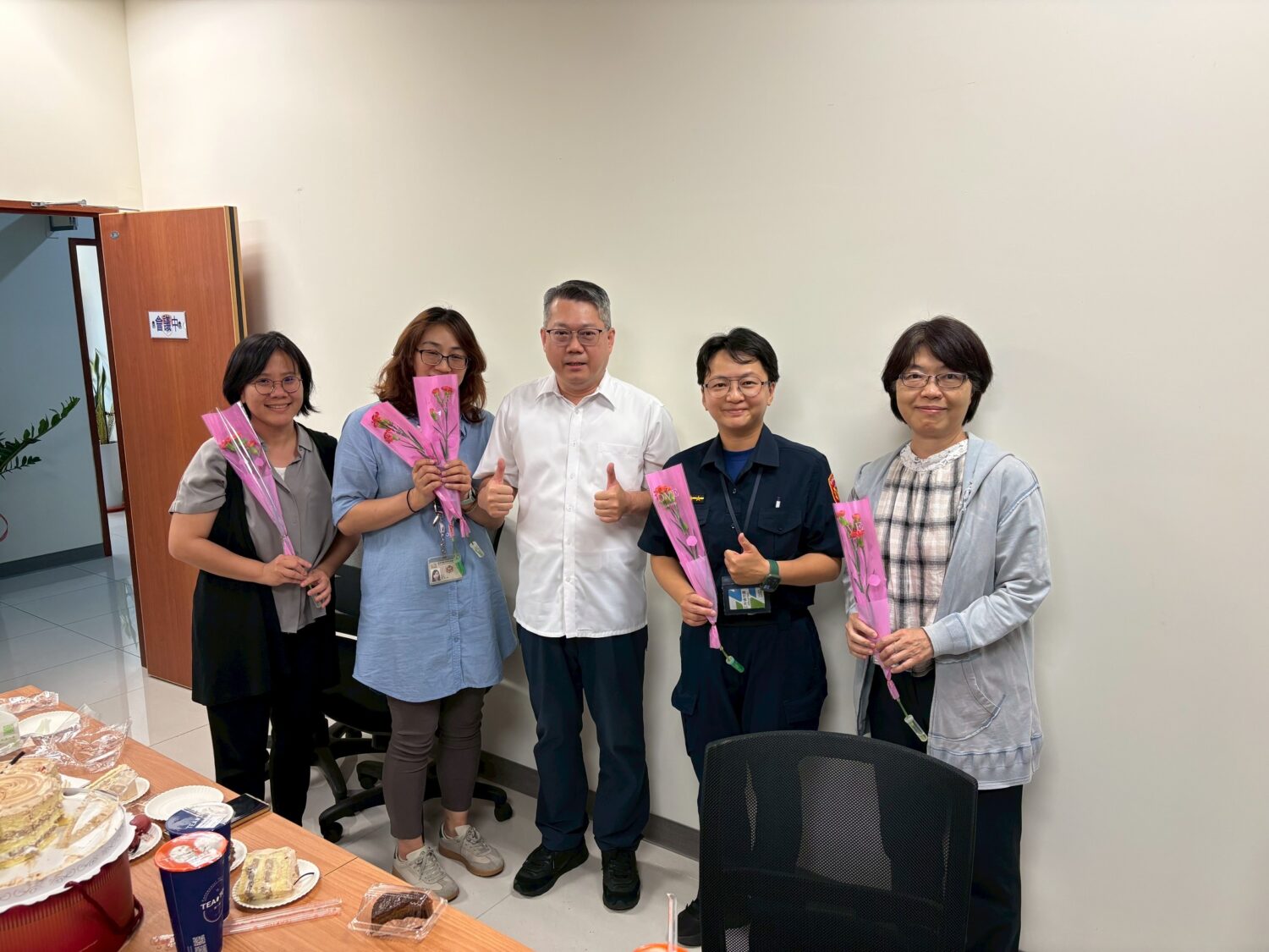捷警隊「暖心寵愛」！  致敬女警母親節幸福綻放！