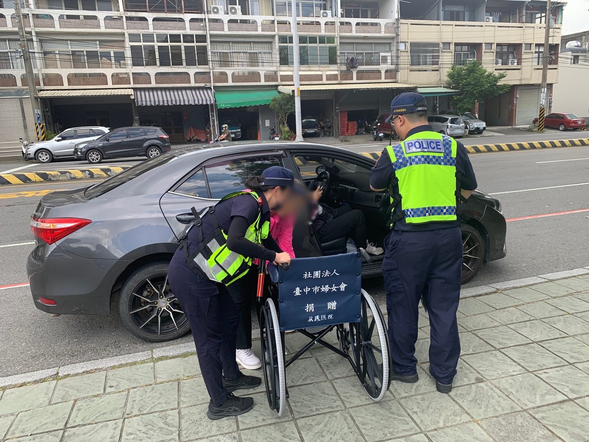 「攙扶輪椅考生」返家! 暖心警一舉一動寫下最溫柔執法篇章 - 警政時報