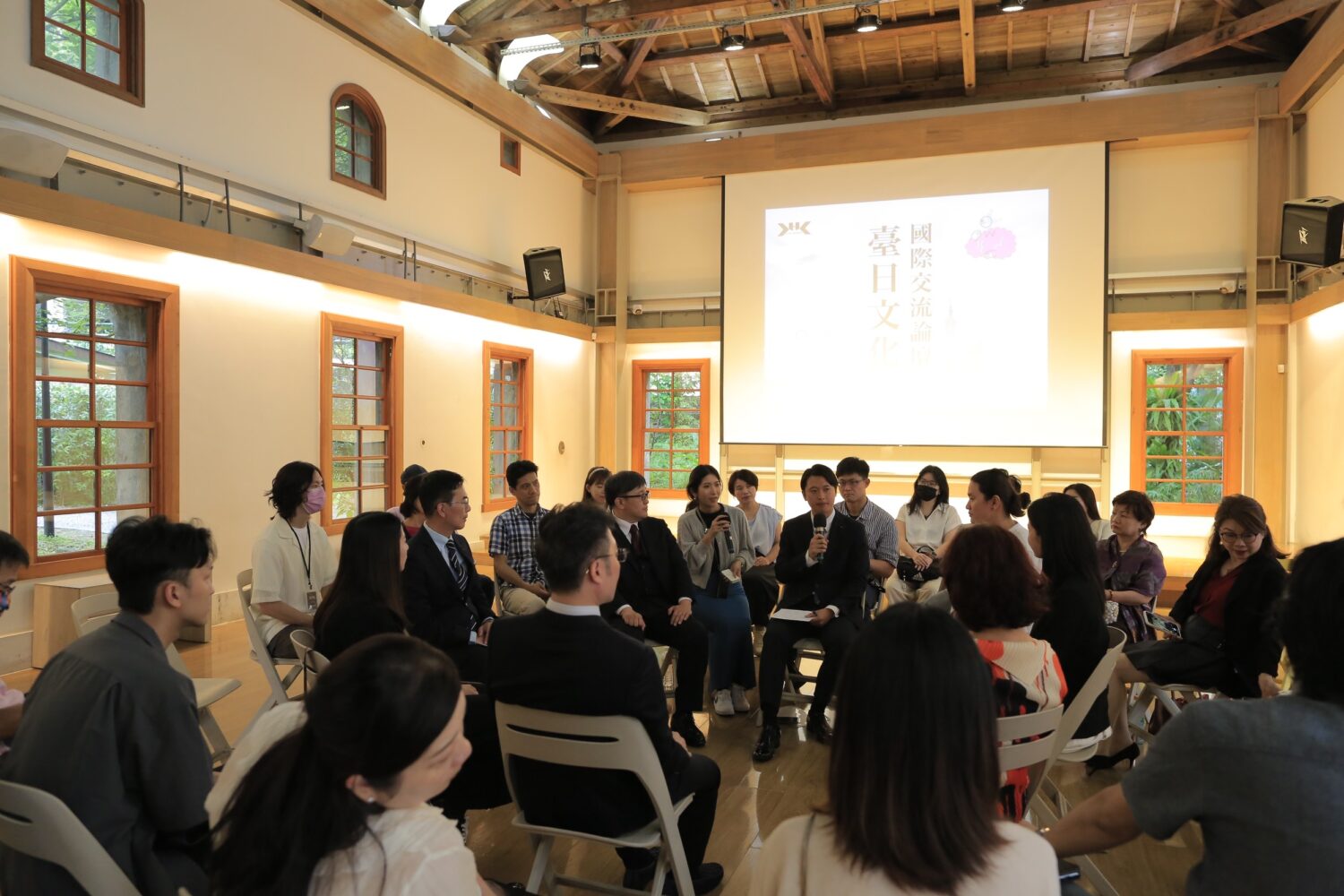 中村絢在臺日文化國際交流論壇上與群眾對話。(圖/KKH-Bridge提供)