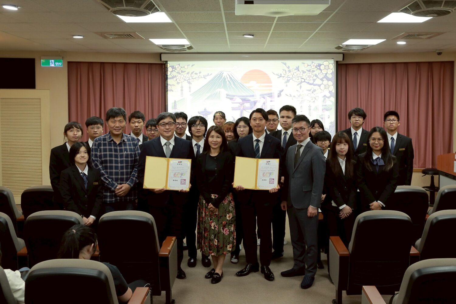 台北城市大學院長蕭靜雅(圖中)與中村絢和山口周平。(圖/KKH-Bridge提供)