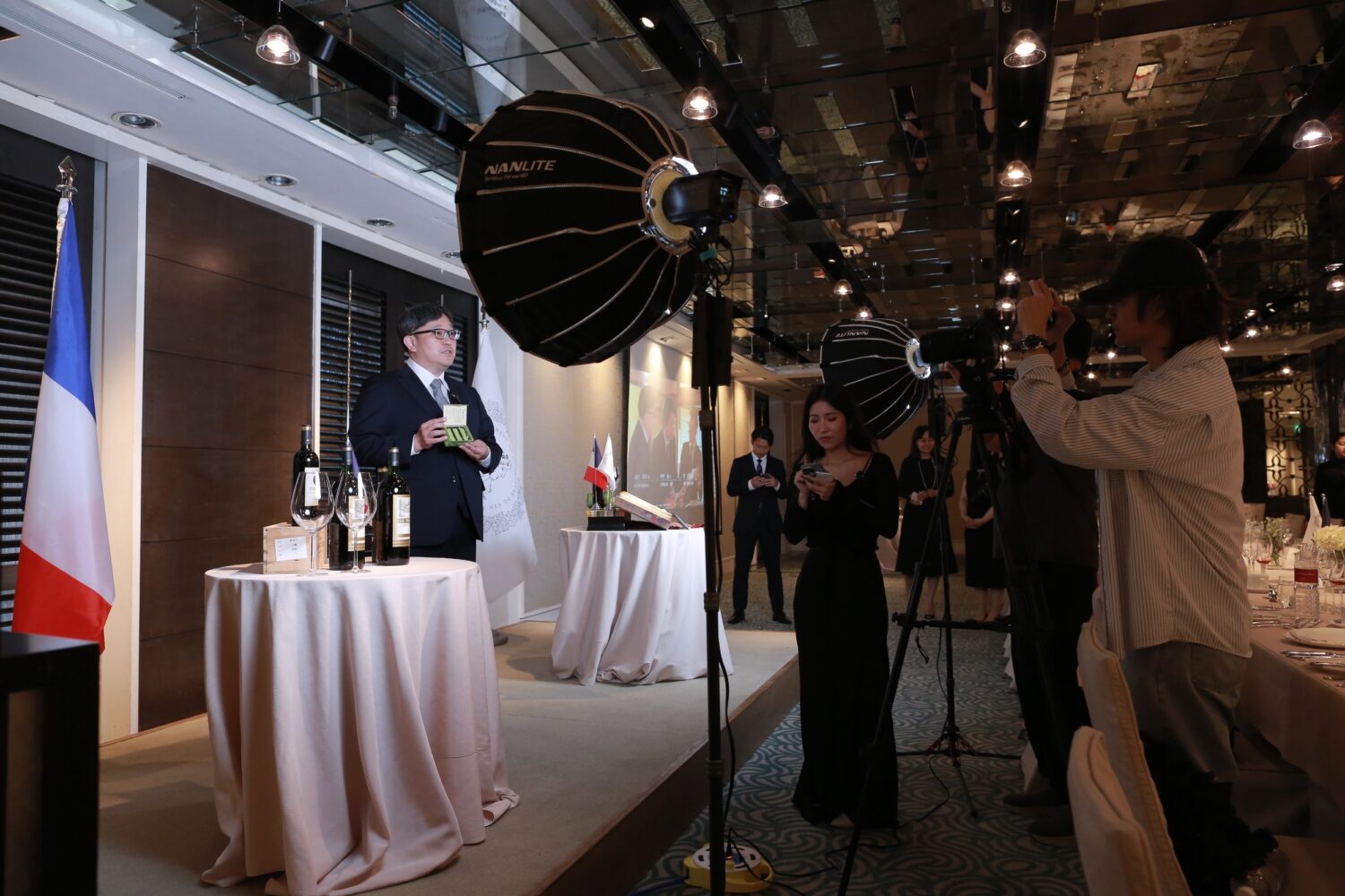 山口周平在接受訪問時特別展示270年前不昧公銘菓「若草」。(圖/法國葡萄酒文化教育協會提供)