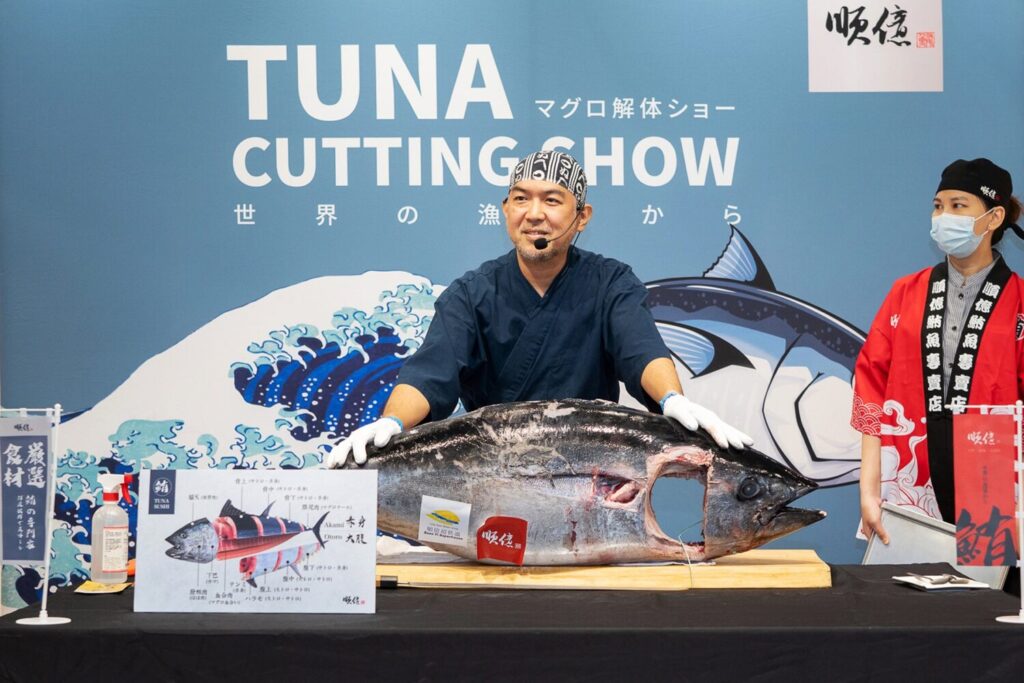 「鮪魚切割秀」,讓饕客與極鮮美味零距離。(圖/順億鮪魚提供)