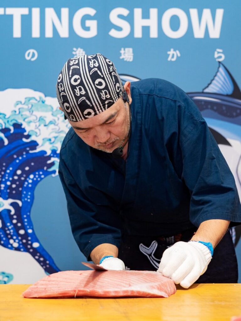 日籍職人展現庖丁解牛精湛刀工。(圖/順億鮪魚提供)