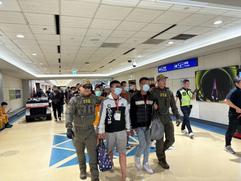 刑事局國際科今日從泰國帶回55名國人。(刑事局提供)