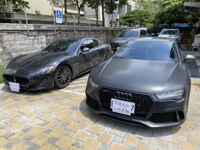 刑事局破獲以生基位假投資進行二次詐騙詐團,圖為警方查扣兩輛贓物進口跑車。(刑事局提供)