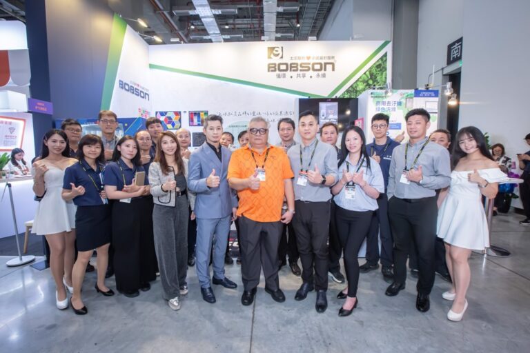 士潔顧問黃姿菡(左起)、執行長王仕帆、董事總經理王正和、營服一部總監江欣邦、財務長楊淑雅、永續長王仕宇 與士潔團隊於展場展現堅強陣容。(圖／士潔服務提供)