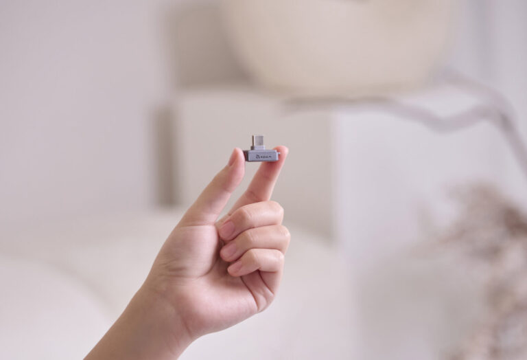 【亞果元素】iKlips S 超微型指紋加密SSD可設定最多20組指紋辨識 提供高層次資安防護。(圖/亞果元素提供)