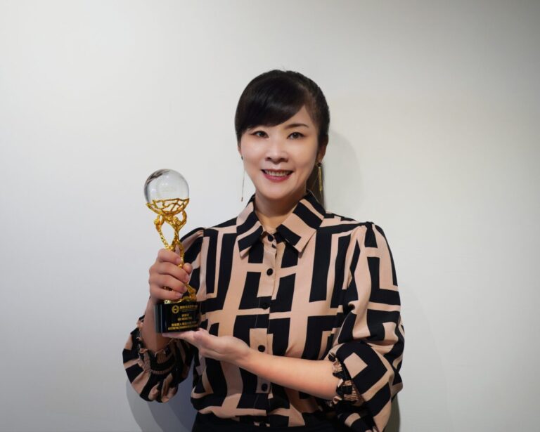 李靜瀅於《國際美業職能世界盃2025》泰國站中，獲得金獎獎盃，為台灣爭光。她將榮耀歸功於每一位顧客與學員的支持。（圖/香瀅美學提供）