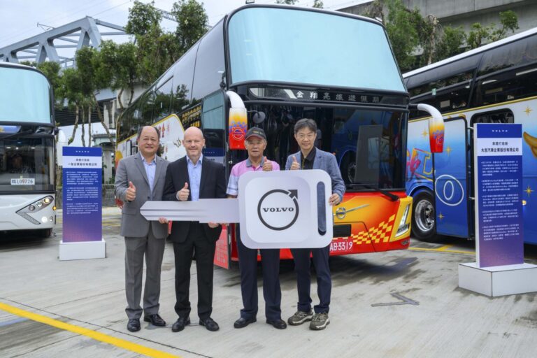 台灣首部Volvo B13R 4X2巴士交車_太古商用汽車總監陳偉忠(左1) Volvo Buses亞太區副總裁Mats Nilsson (左2) 車主金翔亮通運有限公司暨台中直轄市遊覽公會理事長洪敏和(右2) ,大吉汽車企業股份有限公司總經理蔡昆憲(右1)。(圖/太古汽車提供)