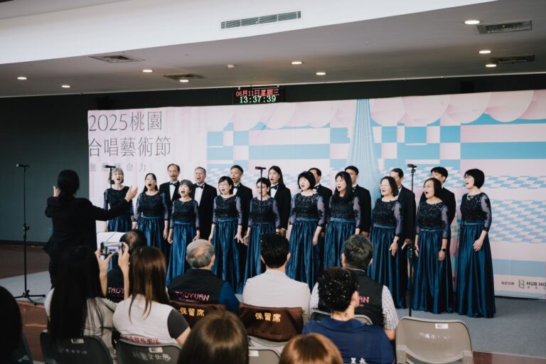 羅明芳副教授帶領2024市民合唱大賽樂齡組冠軍 – 中原大學教職員詩班進行精彩合唱演出,展現桃園在地合唱實力,為記者會揭開熱鬧序幕。(圖/桃園市政府藝文設施管理中心提供)