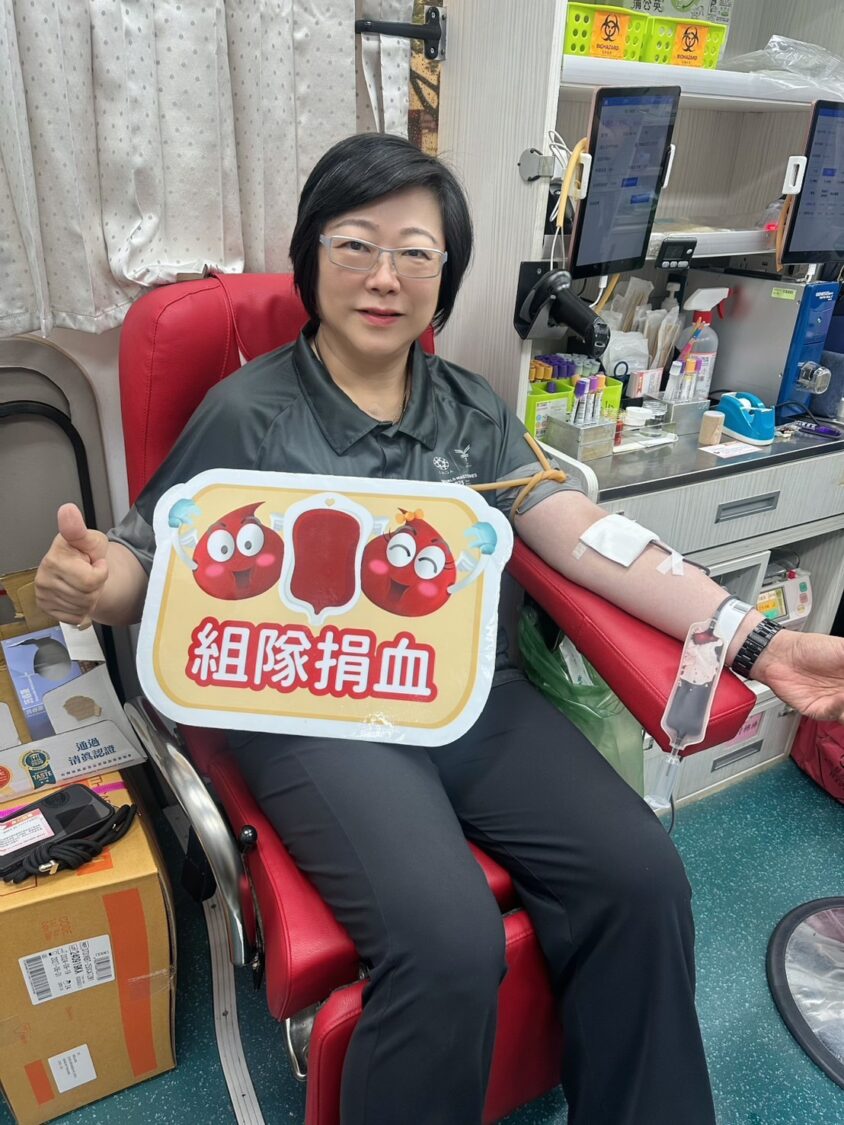 新竹縣警察局長宣介慈以實際行動挽袖捐血,並號召同仁一起組隊做公益(圖/記者張家燁翻攝)