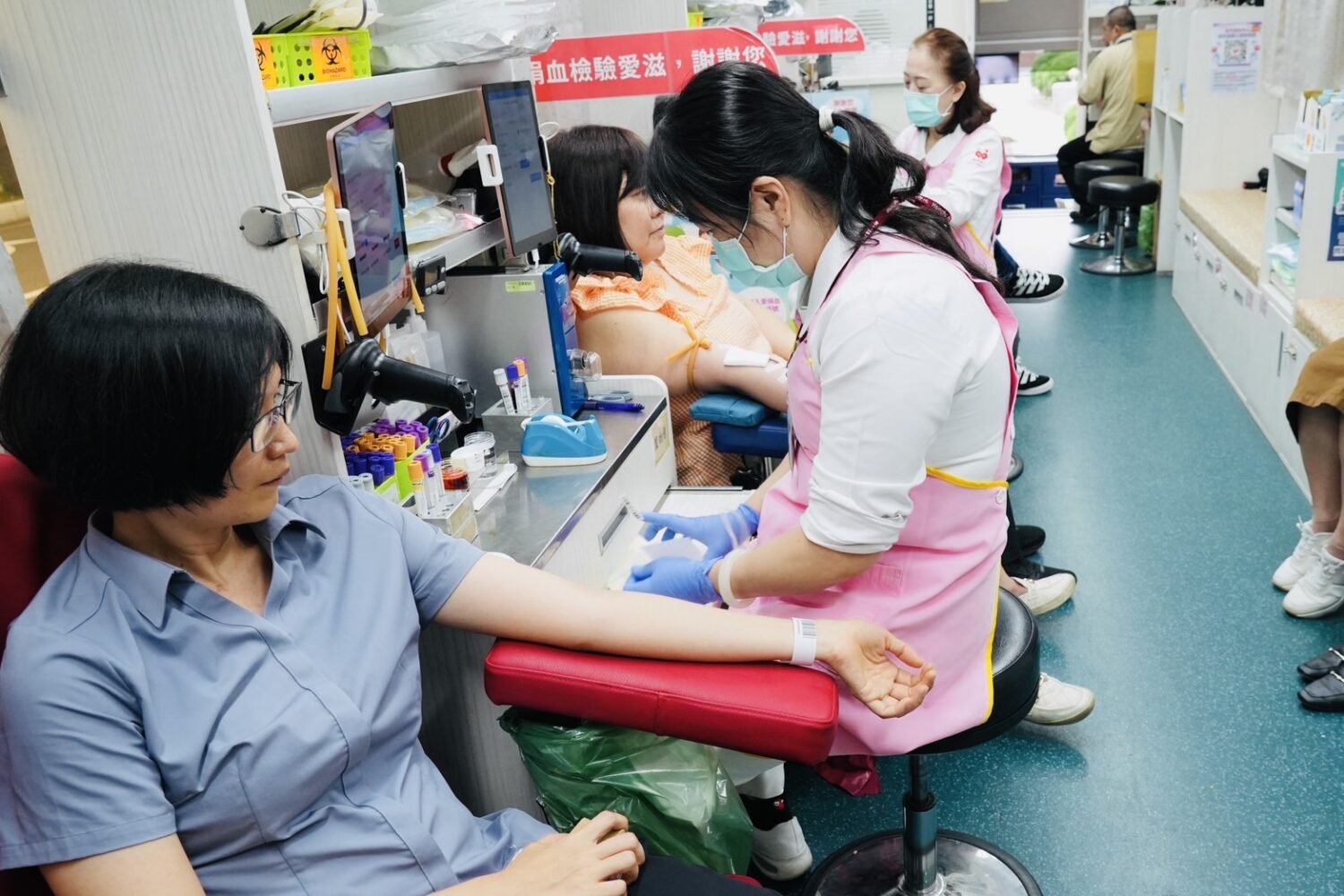 熱心公益、落實親民理念 員警踴躍捐血展警察本色(圖/記者張家燁翻攝)