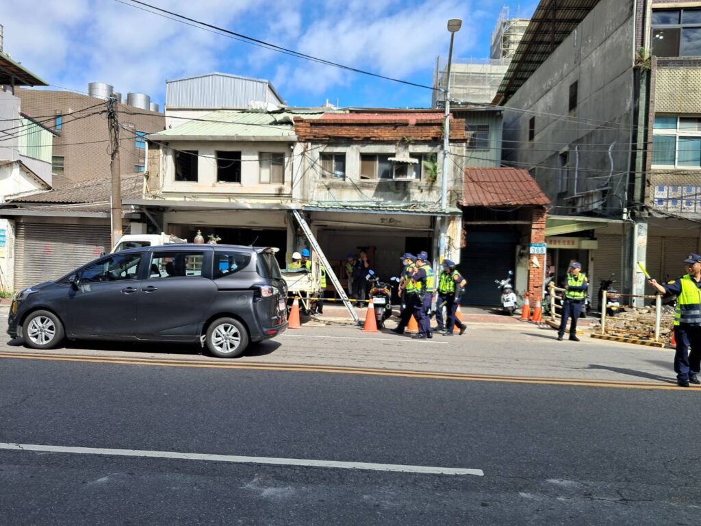 新北市公安小組聯合土城分局強行拆除情色養生館。（記者徐煜勝翻攝）