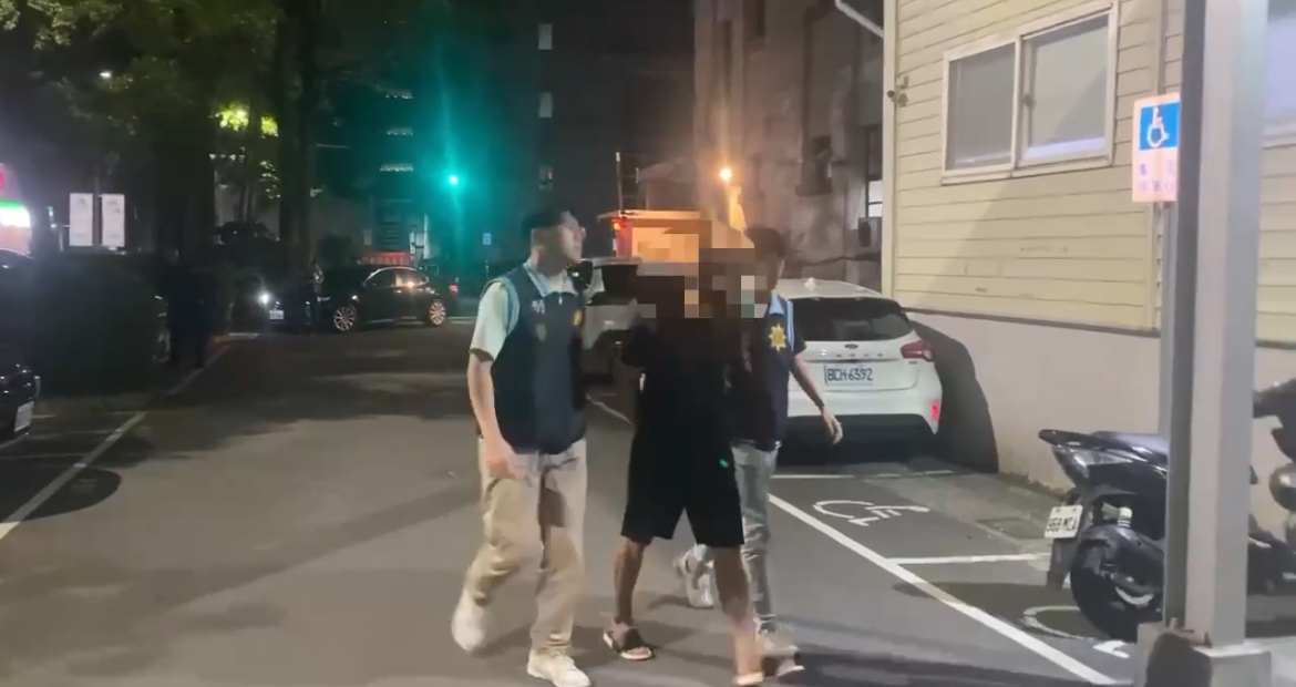 警方逮捕賴嫌。(記者徐煜勝翻攝)