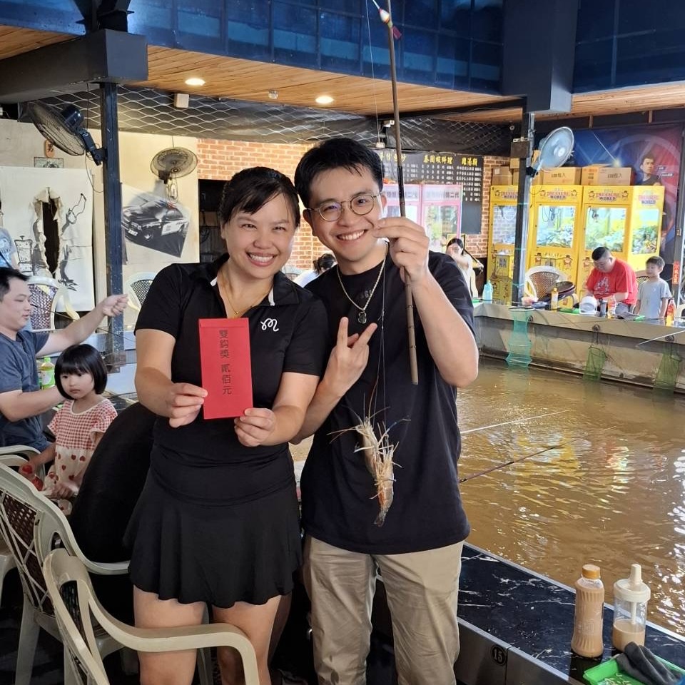 創業如釣蝦！企業接班人親身體驗耐心與判斷的經營哲學簡岑穎會長頒發釣蝦「雙鉤獎」。（圖/記者林照東翻攝）