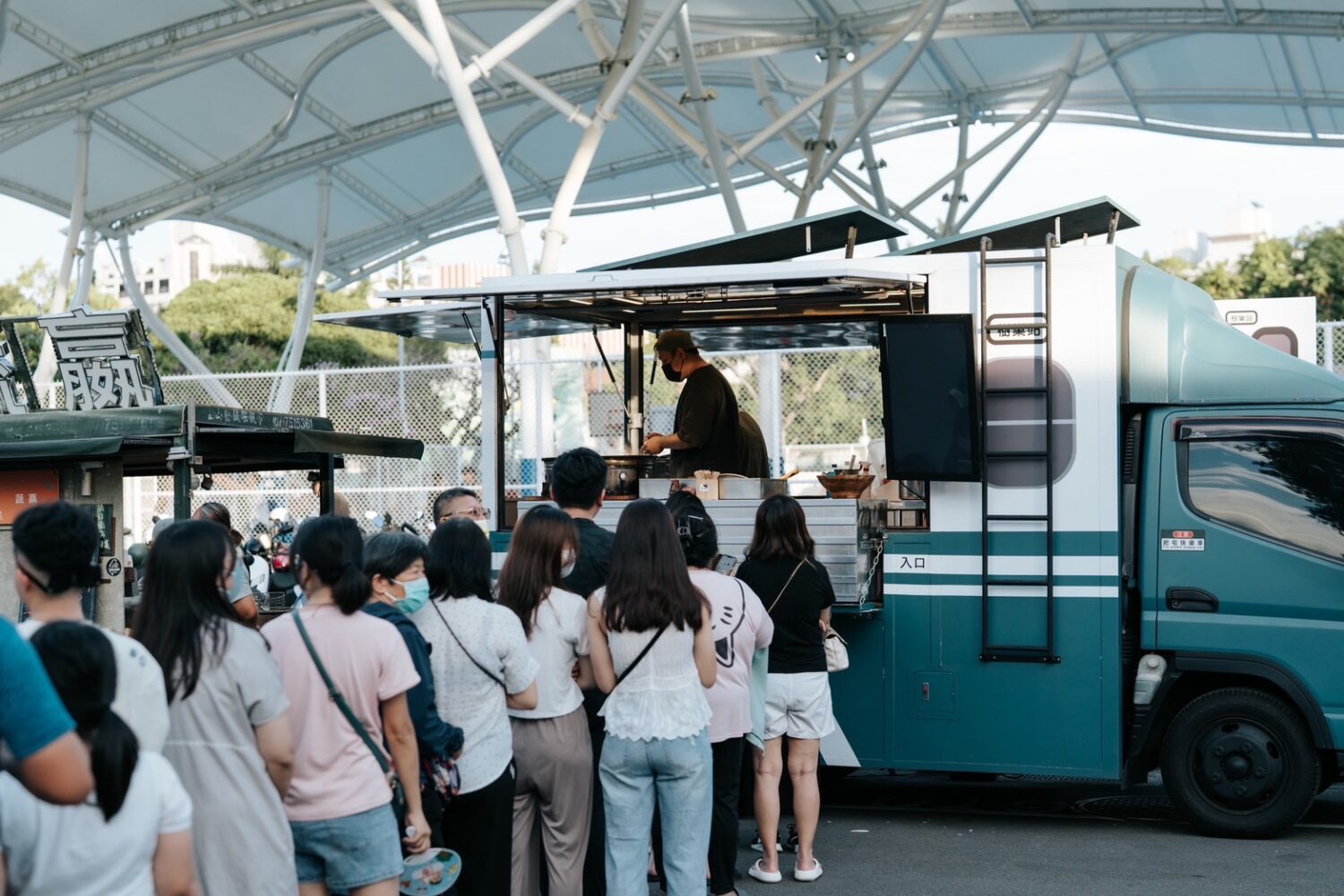 素食小夜市知名攤商,來自全台知名品牌餐車,湧現排隊人潮。(圖/記者林照東翻攝)